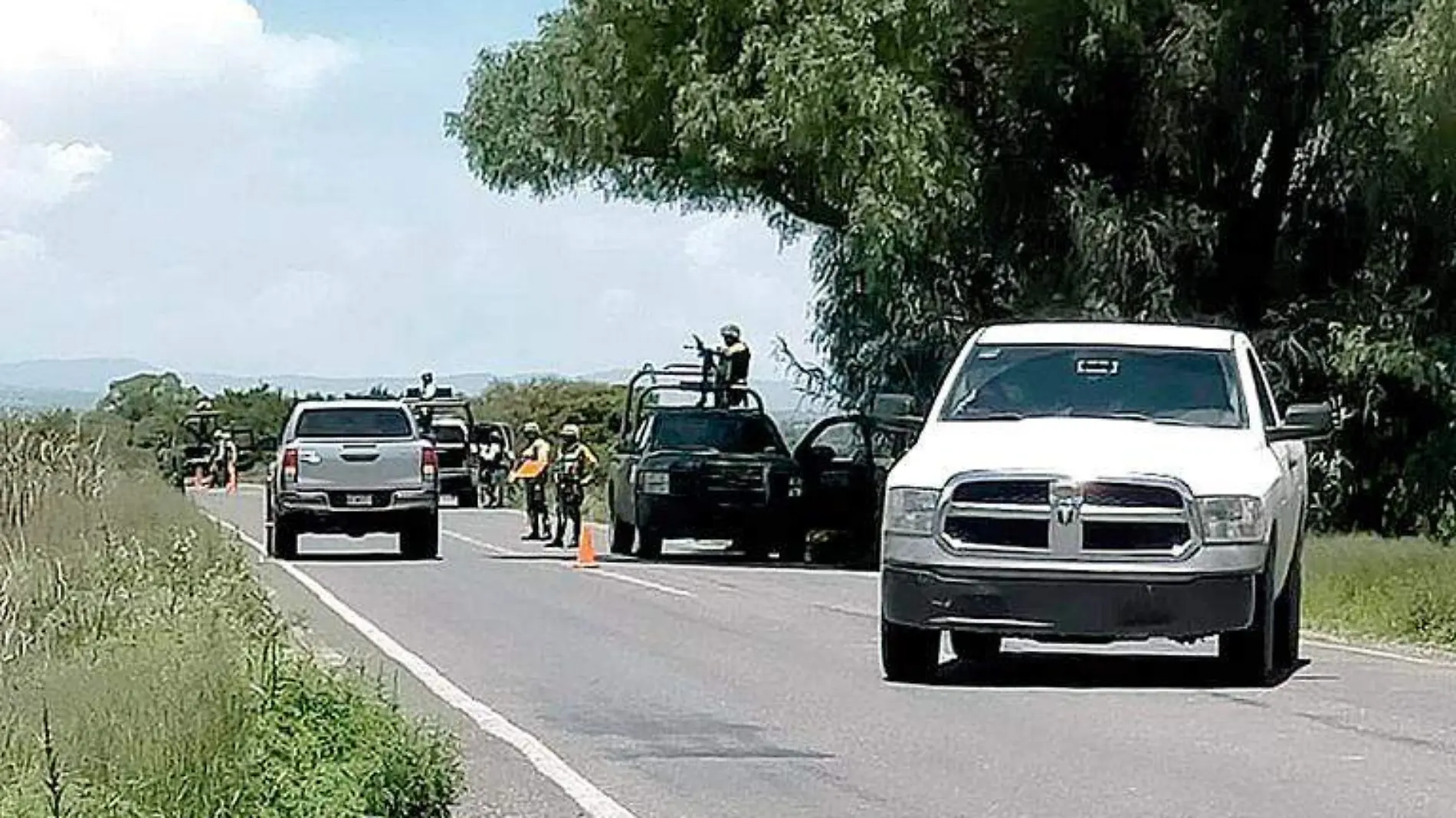 Elementos del ejército y policías de investigación en la zona limítrofe entre Calera y Fresnillo donde descubrieron varios cadáveres